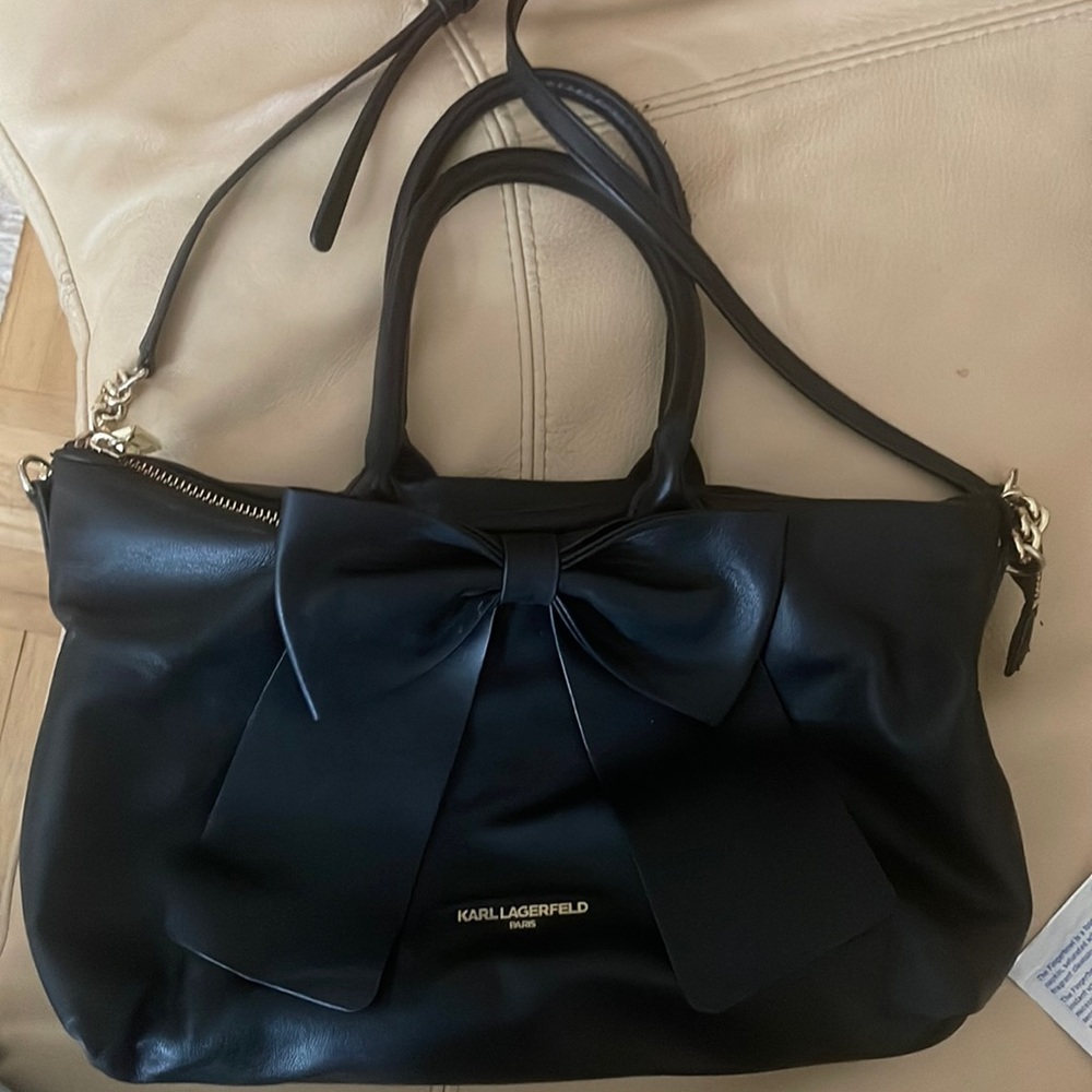 Very comfortable and beautiful bag. Black collar